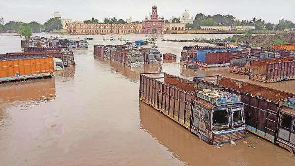 રેલવે સ્ટેશન આ રીતે દેખાયુ