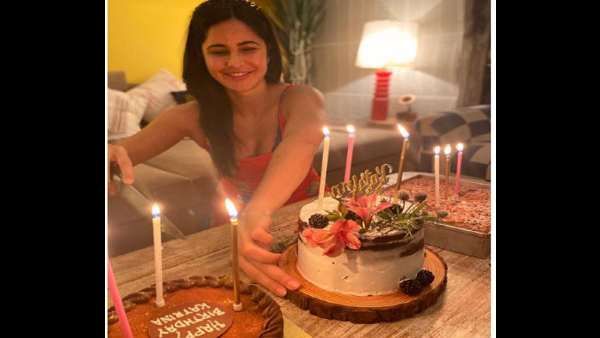 ઘરમાં જ કાપી કેક