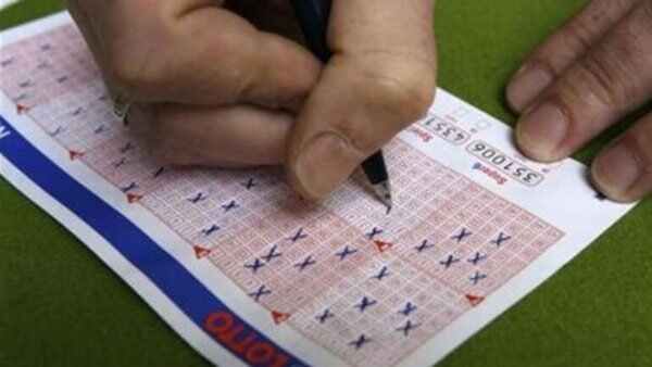 લૉટરી જીત્યા બાદ દોસ્ત સાથે વહેંચ્યા પૈસા