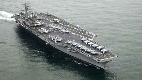 રીગન અને નિમિત્જ પર 90 ફાઈટર જેટ્સ રીગન અને નિમિત્જ પર 90 ફાઈટર જેટ્સ