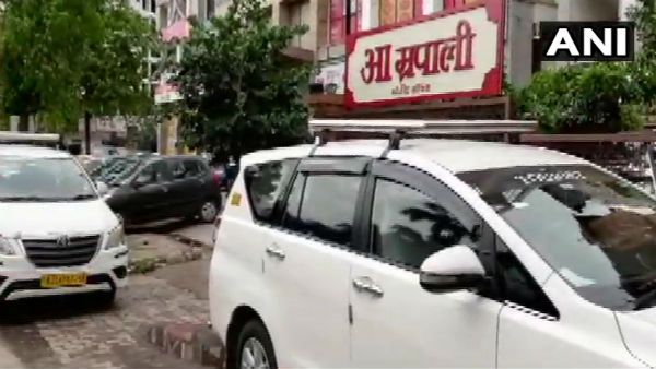 રાજકીય સંકટ વચ્ચે રાજસ્થાનમાં કોંગ્રેસ નેતાઓના ઘરે IT વિભાગના દરોડા