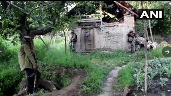 જમ્મુ અને કાશ્મીરઃ પુલવામામાં સુરક્ષાબો અને આતંકવાદીઓ વચ્ચે હિંસક અથડામણ