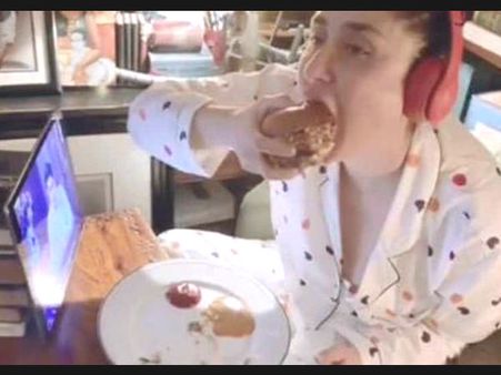 પોતાના ફેવરીટ શો અને બર્ગરની મજા લઇ રહી છે કરીના કપૂર, વીડિયો કર્યો શેર