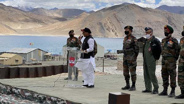 રક્ષામંત્રી પહોંચ્યા લદાખ