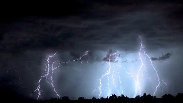 બિહારઃ વીજળી પડવાથી એક જ પરિવારના ત્રણ લોકોના મોત