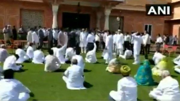 રાજભવનમાં વિરોધ પ્રદર્શન પર બેઠા ગેહલોત સમર્થક ધારાસભ્ય, રાજ્યપાલ વિરુદ્ધ સૂત્રોચ્ચાર