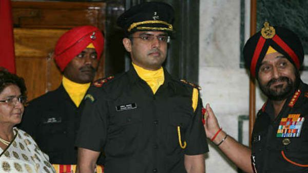 વર્ષ 2012માં આર્મી ઑફિસર બન્યા