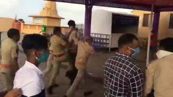 શ્રાવણ માસના પહેલા દિવસે જ સોમનાથ મંદિરમાં ઉમટી ભીડ, પોલિસે ઉગામી લાઠી