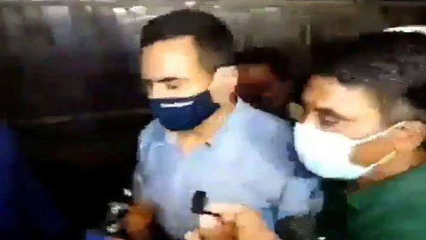 ઑટોમાં તપાસ કરવા જઈ રહ્યા છે બિહાર પોલિસના અધિકારી