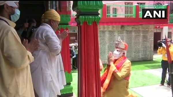 ચાંદીનો મુકુટ અને પાઘડી પહેરાવીને પીએમ મોદીનુ સ્વાગત