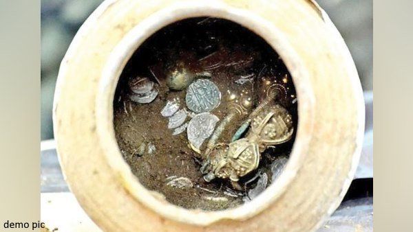 ઉજ્જૈનમાં સોના-ચાંદીના સિક્કાથી ભરેલું માટલું મળ્યું હતું