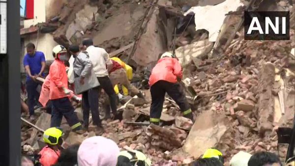 વડોદરાઃ ભારે વરસાદને પગલે જર્જરીત હાલતના ત્રણ મકાન ધરાશાયી થયાં