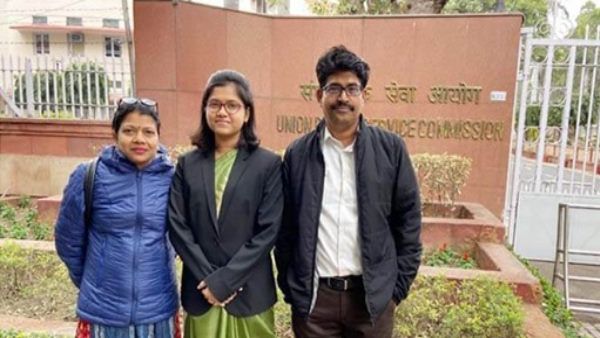 સિમી ગરીબ બાળકોને ભણાવતી હતી