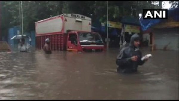 Mumbai Rain: ભારે વરસાદને કારણે પાણી પાણી થઈ મુંબઈ, બે દિવસનું રેડ અલર્ટ
