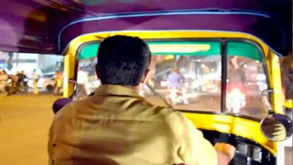 પૈસા ભરેલો બેગ રિક્ષામાં જ ભુલી ગઇ મહિલા, ડ્રાઇવરે કર્યું આ કામ