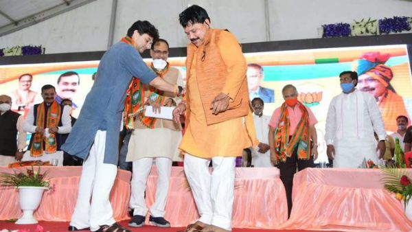 જ્યોતિરાદિત્ય સિંધિયાએ શિવરાજના મંત્રીને પહેરાવી ચપ્પલ, કોંગ્રેસ પર કર્યો હુમલો