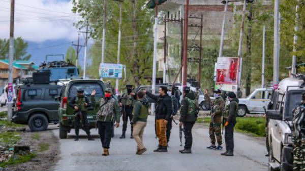 જમ્મુ કાશ્મીરમાં લશ્કરનુ મોટુ ષડયંત્ર નિષ્ફળ, 3 આતંકી પકડાયા