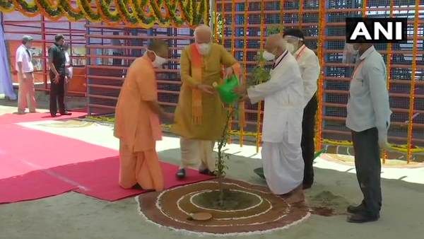 ભૂમિ પૂજન પહેલા પીએમ મોદીએ લગાવ્યો પારિજાતનો છોડ