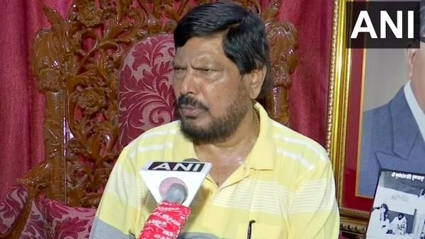 શીવસેનાએ ભાજપ સાથે ફરી હાથ મિલાવવો જોઇએ: રામદાસ આઠવલે