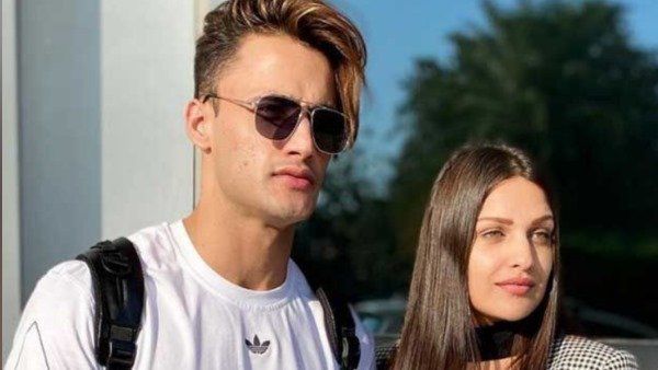 સોશિયલ મીડિયા પર એક્ટિવ રહે છે હિમાંશી સોશિયલ મીડિયા પર એક્ટિવ રહે છે હિમાંશી