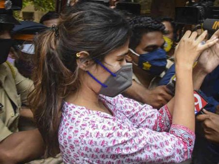 રિયા પર આરોપ રિયા પર આરોપ