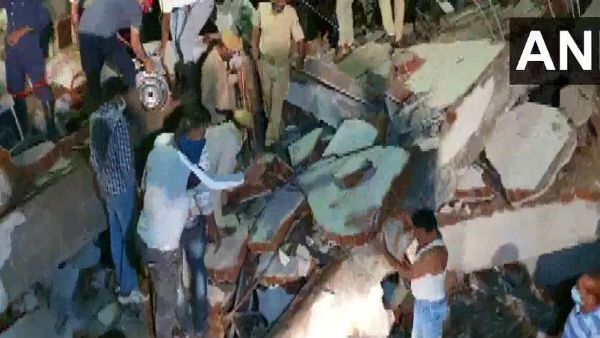 વડોદરામાં નિર્માણાધીન ઈમારત ધરાશાયી, 3ના મોત, બચાવકાર્ય ચાલુ