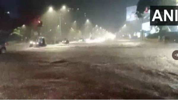 ભારે વરસાદના કારણે મુંબઈ થયુ પાણી-પાણી, કલાકો સુધી લોકો ફસાયા