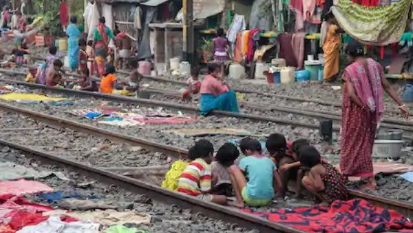 દિલ્લીમાં રેલવે લાઈન પાસેની 48 હજાર ઝુગ્ગીઓ નહિ હટાવીએઃ કેન્દ્ર સરકાર