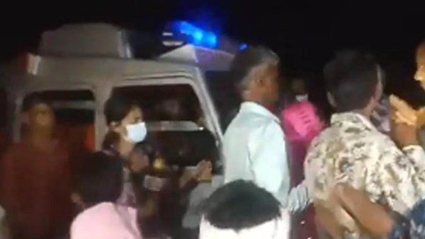 હાથરસ ગેંગરેપઃ પીડિતાના પિતાએ પોલિસના દાવાને ફગાવ્યો, અમારી ગેરહાજરીમાં અંતિમ સંસ્કાર