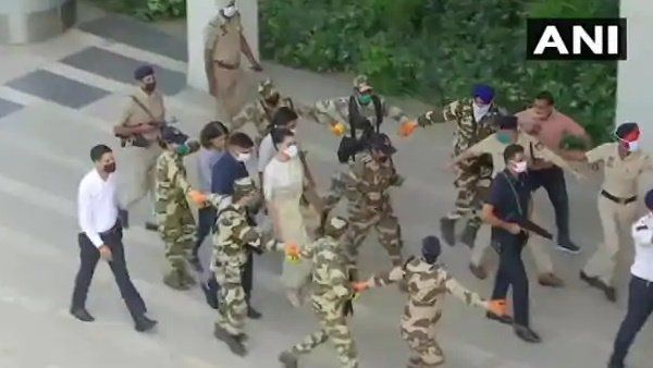 Video: Y શ્રેણીની સુરક્ષામાં મુંબઈ આવી રહી છે કંગના, 11 કમાંડોએ ચારે તરફ બનાવ્યો સુરક્ષા ઘેરો