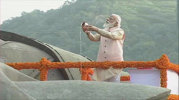 Video: પીએમ મોદીએ સરદાર પટેલને શ્રદ્ધાંજલિ અર્પણ કરી, એકતા દિવસ પરેડમાં લીધી સલામી