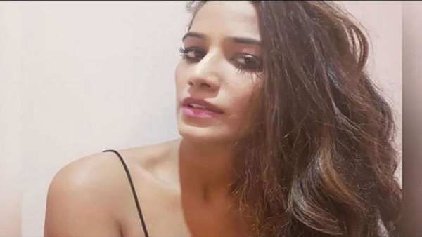 પૂનમે બતાવી સેક્સી અદાઓ