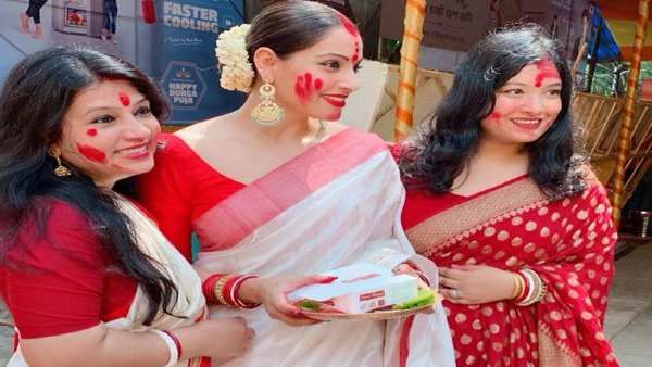 દૂર્ગા પૂજા પર બંગાળી મહિલાઓ કેમ પહેરે છે રેડ બૉર્ડરવાળી સાડી?