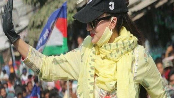 કપડાં ફાડવા માટે તૈયાર હતી ભીડ