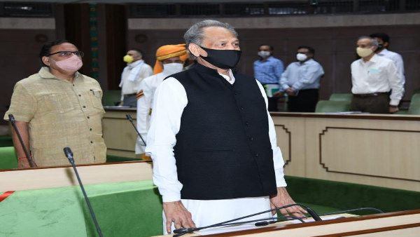 સંસદીય બાબતોના પ્રધાન શાંતિ ધારીવાલે ચારેય બીલ રજૂ કર્યા હતા સંસદીય બાબતોના પ્રધાન શાંતિ ધારીવાલે ચારેય બીલ રજૂ કર્યા હતા