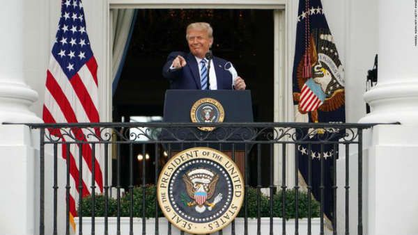 ચૂંટણી અભિયાનમાં પરત ફર્યા ટ્રમ્પ, માસ્ક હવામાં ફગાવીને બોલ્યા કે…