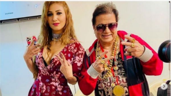 વાયરલ થયો અનૂપ જલોટા અને જસલીનનો ફોટો વાયરલ થયો અનૂપ જલોટા અને જસલીનનો ફોટો