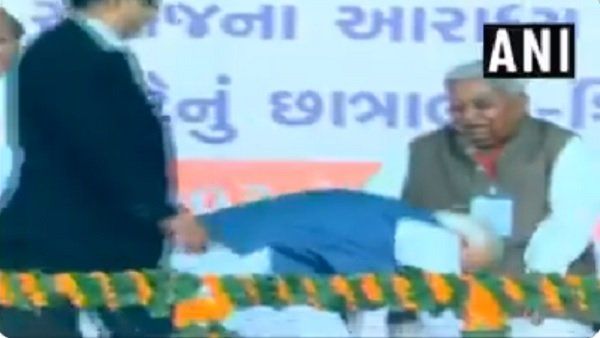 Video: ફરીથી પીએમ બનતા પહેલા મોદીએ કેશુભાઈ પટેલને પગે લાગીને મેળવ્યા હતા આશીર્વાદ