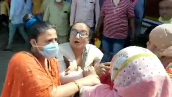 Video: રાજકોટ-જૂનાગઢ બસની મહિલા કંડક્ટરને PSIએ મારી થપ્પડ, મહિલાઓએ કર્યો બચાવ