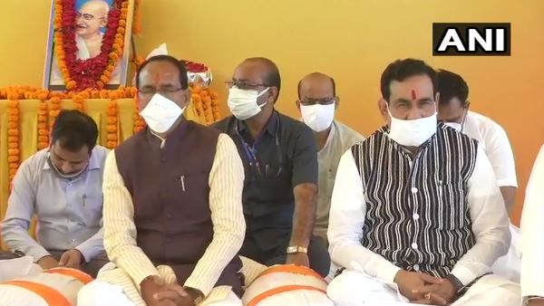 ઈમરતી દેવી પર કમલનાથની ટિપ્પણીથી રાજકીય ધમાલ, ધરણા પર બેઠા શિવરાજ-સિંધિયા