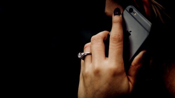 આ એક કારણથી પત્ની પર ઉઠાવી દીધો હાથ, થઈ ગઈ ફરિયાદ આ એક કારણથી પત્ની પર ઉઠાવી દીધો હાથ, થઈ ગઈ ફરિયાદ