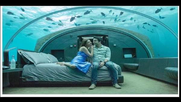 થીમ છે ડીપ બ્લૂ સી