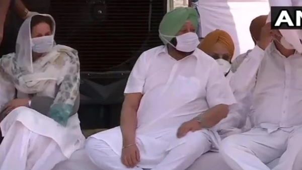 પંજાબના સીએમ અમરિન્દરસિંહના દિલ્હીમાં ધરણા, કહ્યું- અમારી સાથે સોતેલા જેવો વ્યવહાર કેમ