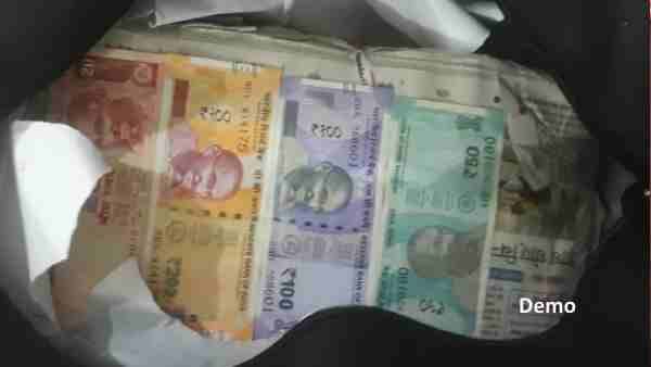 ઘરની છત પર મળી સોનું અને લાખો રૂપિયા ભરેલી બેગ, સામે આવી હકીકત