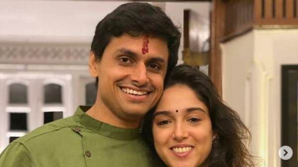 પિતા સાથે સમય વિતાવી રહી છે સમય પિતા સાથે સમય વિતાવી રહી છે સમય