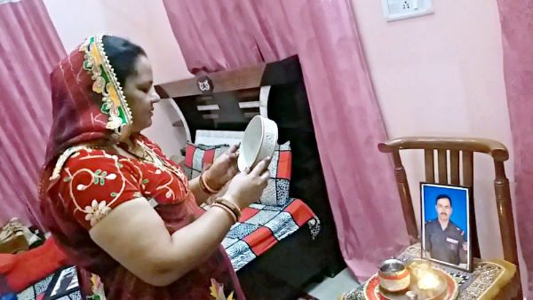 રાજસ્થાન: વીર જવાનોની પત્નીઓએ મનાવી કડવા ચોથ, પતિઓની લાંબી ઉમર માટે કરી કામના