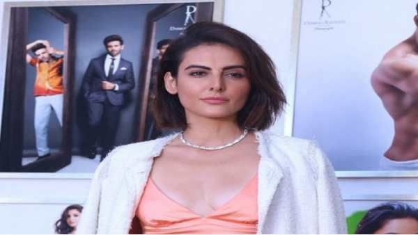 ધારીવાલ તેની વેનિટીમાં જબરદસ્તી ઘૂસી ગયા