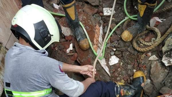 મહારાષ્ટ્રના મુંબઈમાં સાર્વજનિક શૌચાલય ધરાશાયી, કાટમાળ નીચે દબાયેલી મહિલાનુ મોત