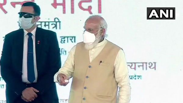 વારાણસી પહોંચ્યા પીએમ મોદી, સિક્સ લેન રોડ પ્રોજેક્ટનું કર્યું ઉદ્ઘાટન