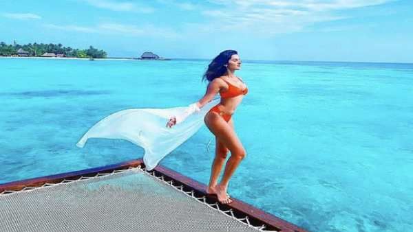 તારા સુતરિયાએ જન્મદિવસ પર શેર કરી લાલ બિકિનીમાં ફોટો, આદર સાથે મનાવી રહી છે હૉલીડે